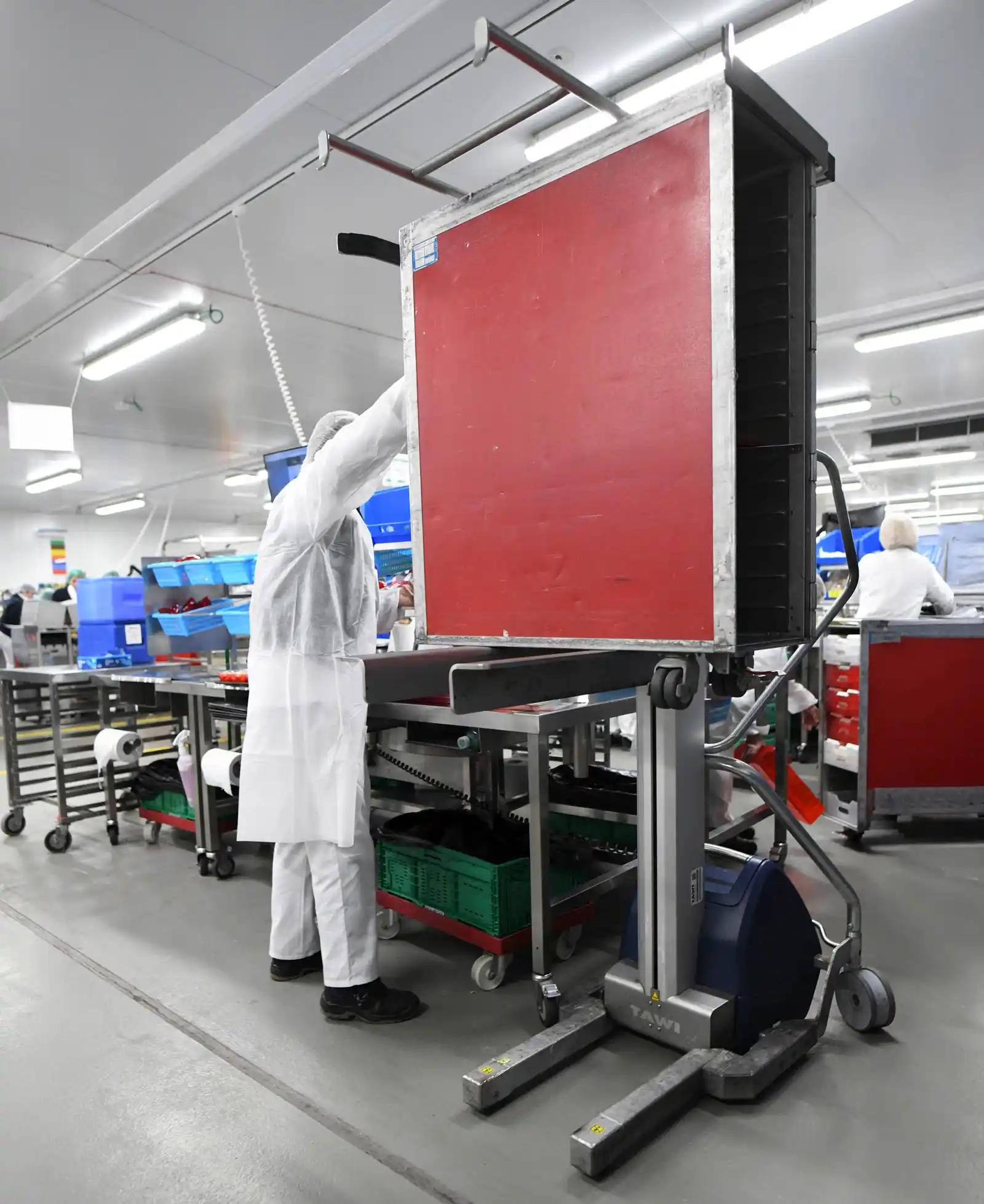 vogn til flymad løftes af løftevogn