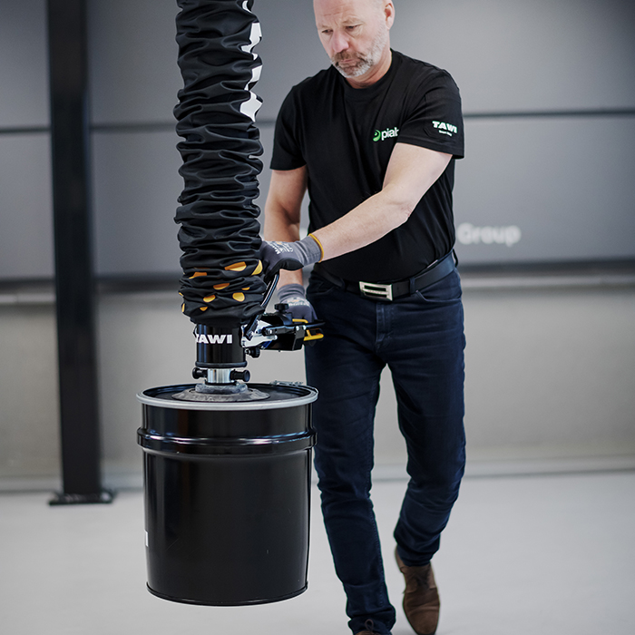 Man lyfter tunna med en vakuumlyft