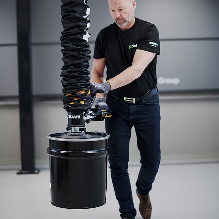 Man lyfter tunna med en vakuumlyft