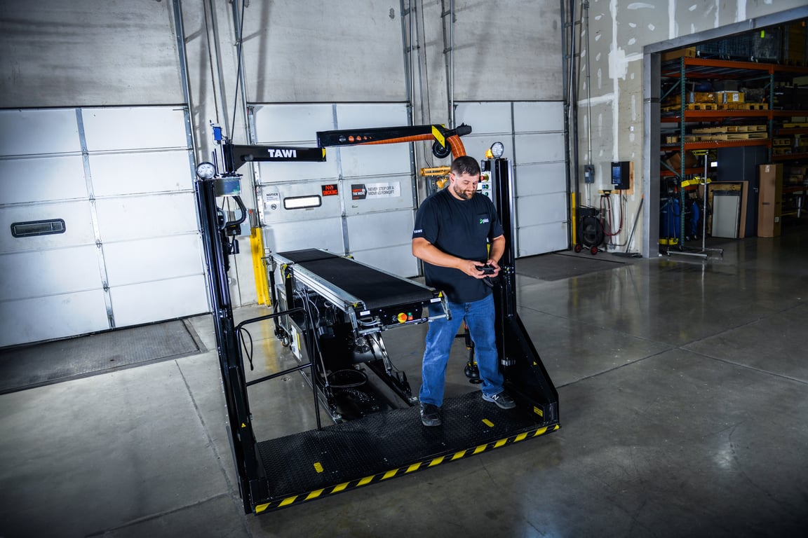 Descargador de contenedores TAWI en un almacén