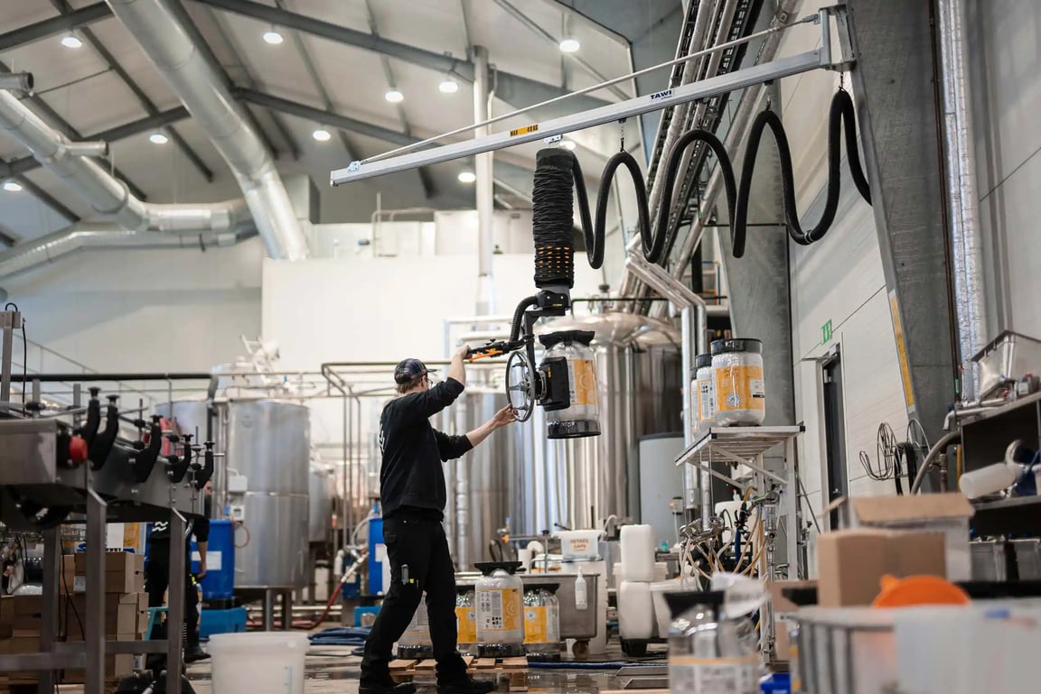 TAWI lifting kegs in Dugges brewery
