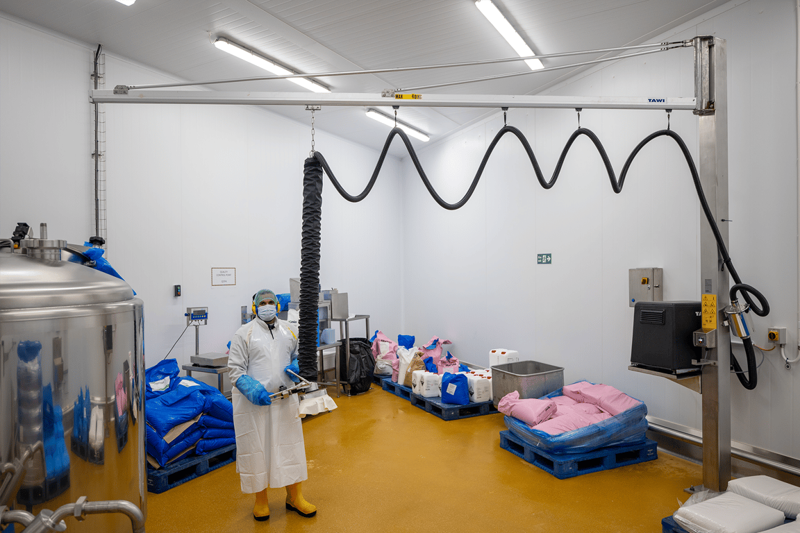 Manipulateur pour de la viande sous une potence de manutention 