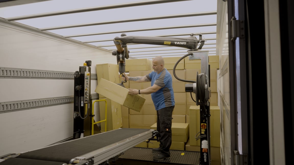 Operario de BGS Technik utilizando soluciones de elevación ergonómicas TAWI 