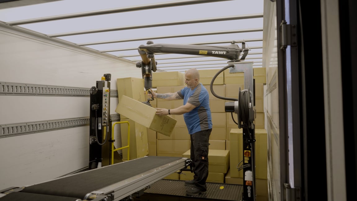 Operario de BGS Technik utilizando soluciones de elevación ergonómicas TAWI