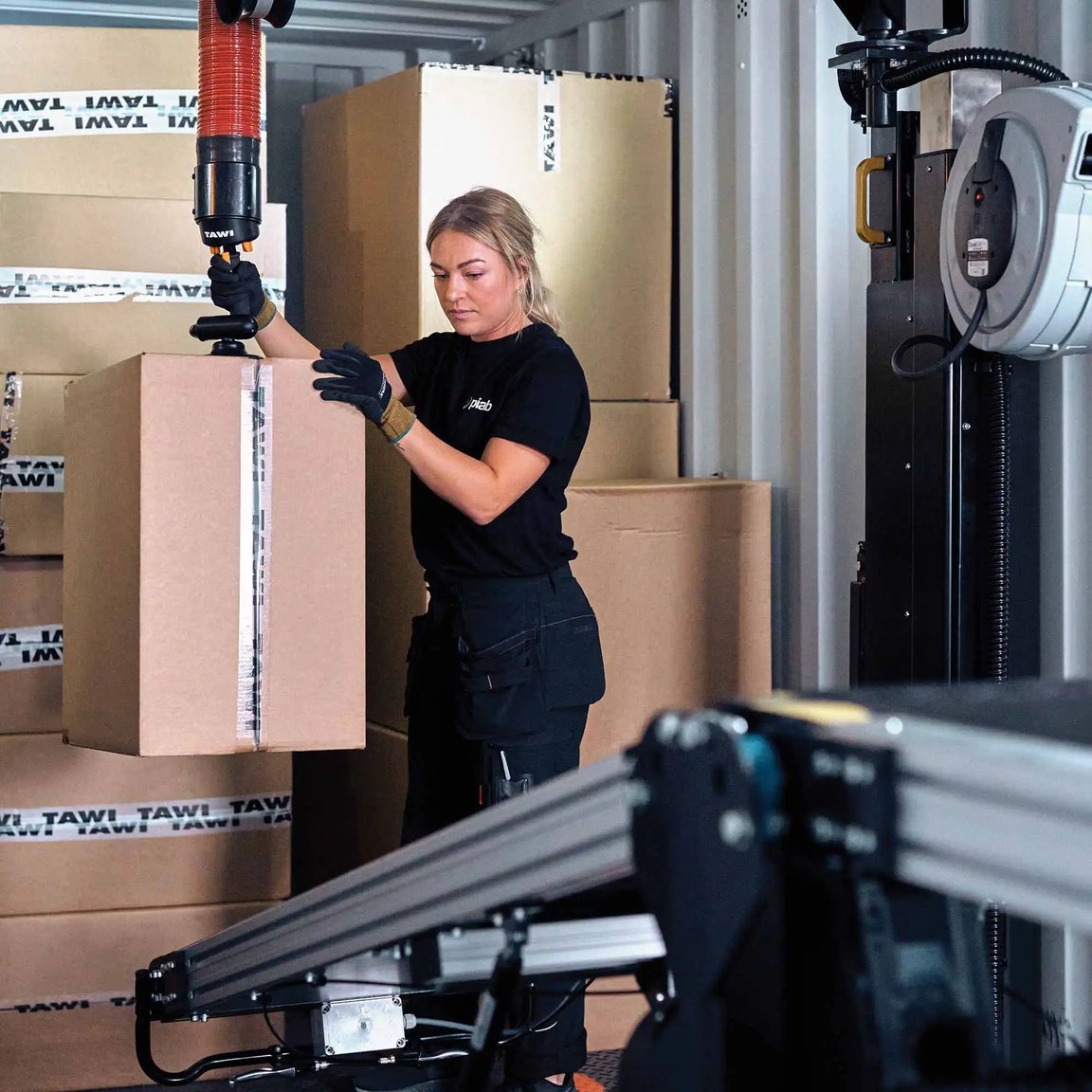 Container Unloader for Fast and Efficient Unloading of Trucks and Trailers