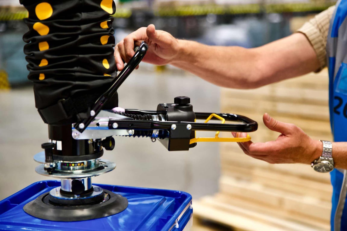 Improving warehouse health and safety at Logosys Logistik with vacuum lifters