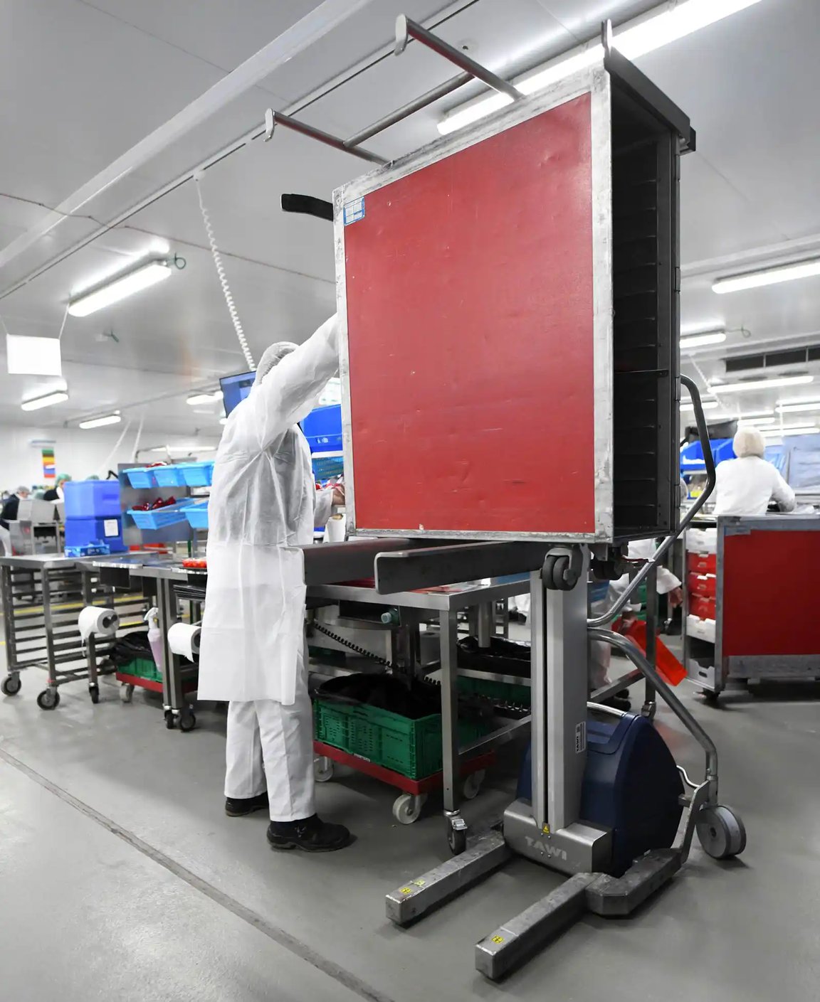 Carretilla de catering ergonómico TAWI en las operaciones de carga de Gate Gourmet