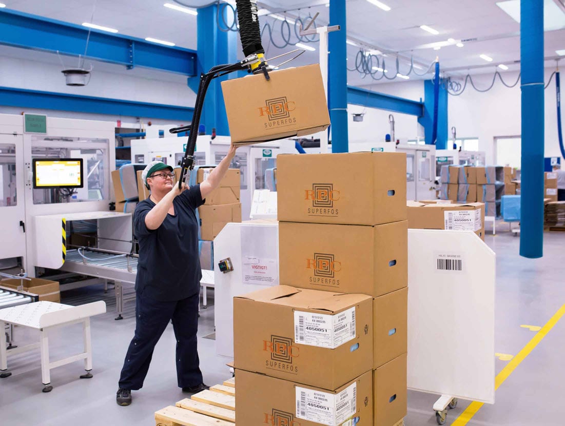 Woman using TAWI vacuum lifter for end of line palletising