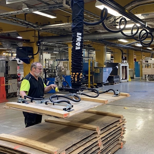 Das Holzbrett wird im Werk mit einem Vakuumheber angehoben