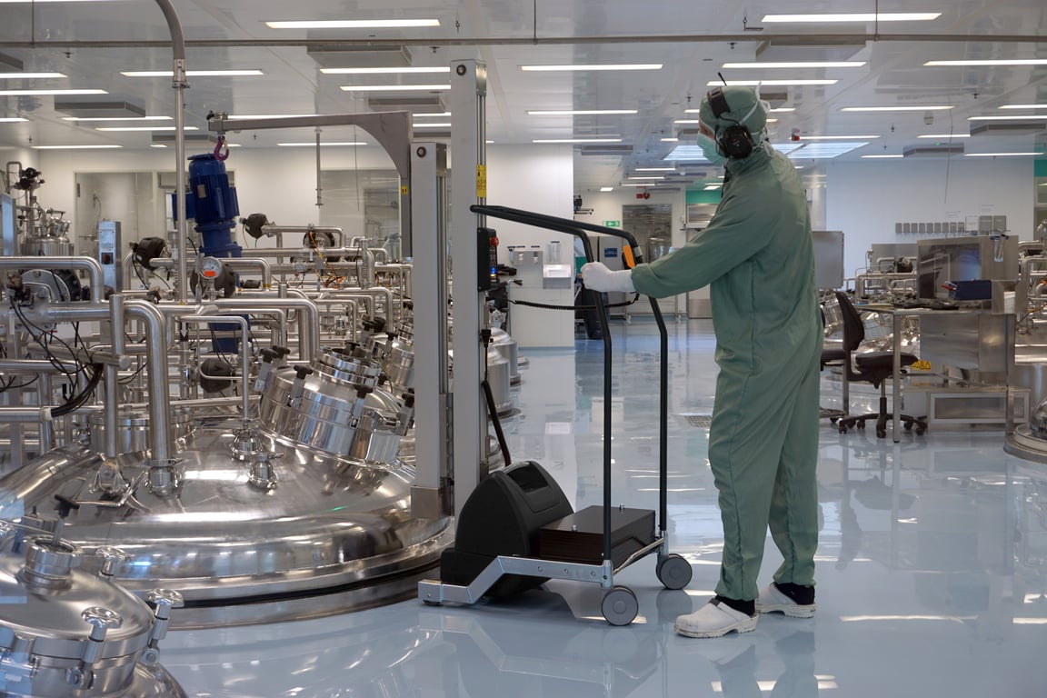 Trabajador farmacéutico utilizando una carretilla elevadora TAWI para la manipulación de productos