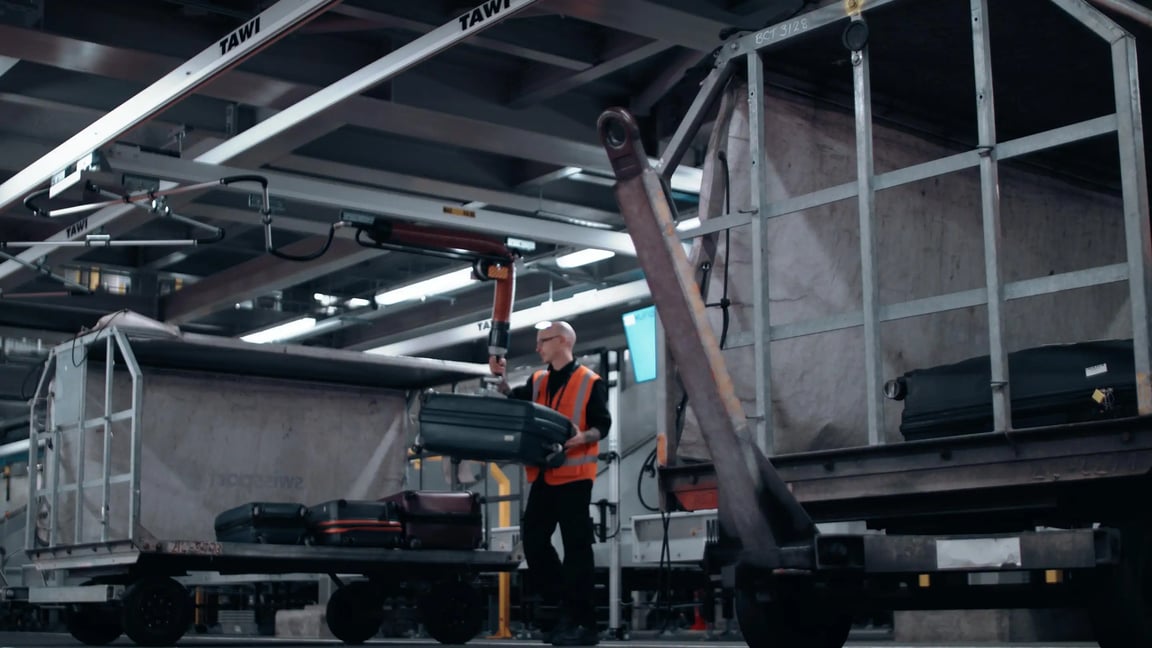 Operador del aeropuerto londinense de Stansted utiliza elevadores por vacío TAWI para la manipulación de equipajes