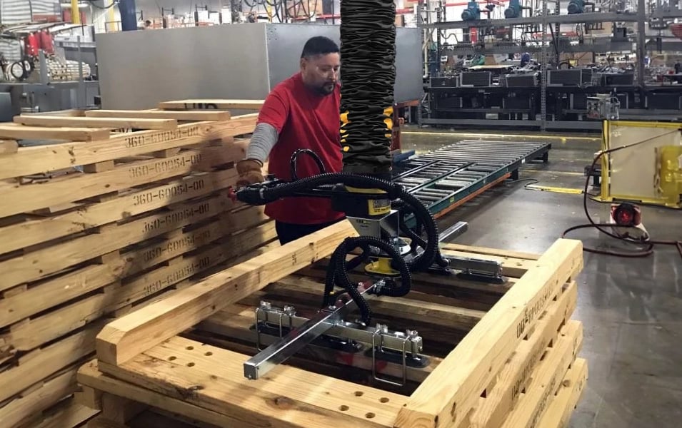 Holzpalette wird mit einem Vakuumheber angehoben