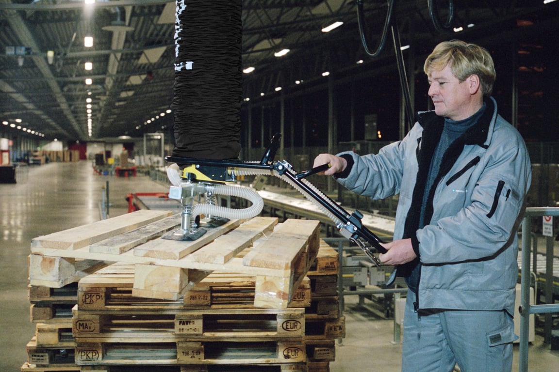 Move wood pallets with a vacuum lifter