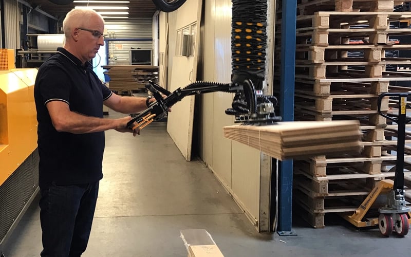 TAWI Lifter lifts up wood planks