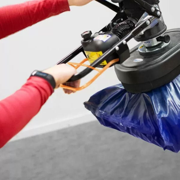 Die Plastiksäcke wird mit einem Vakuumheber von TAWI angehoben