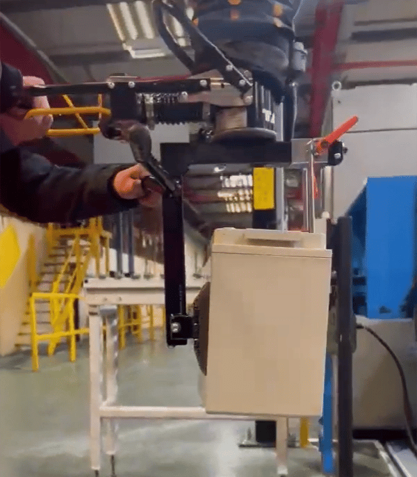 Sollevamento e movimentazione di batterie con TAWI