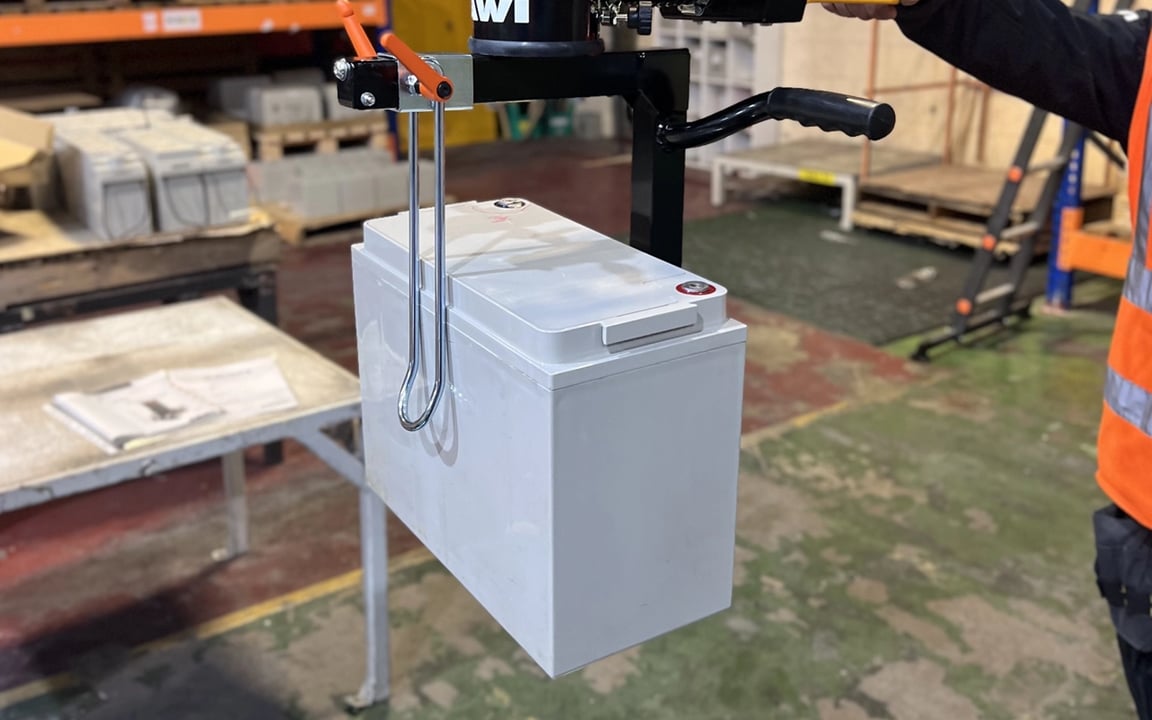 Sollevamento sicuro e agevole delle batterie con TAWI.