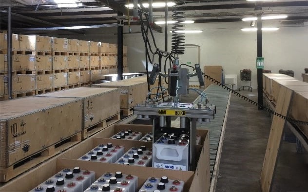 Lossen van meerdere pallets met batterijen