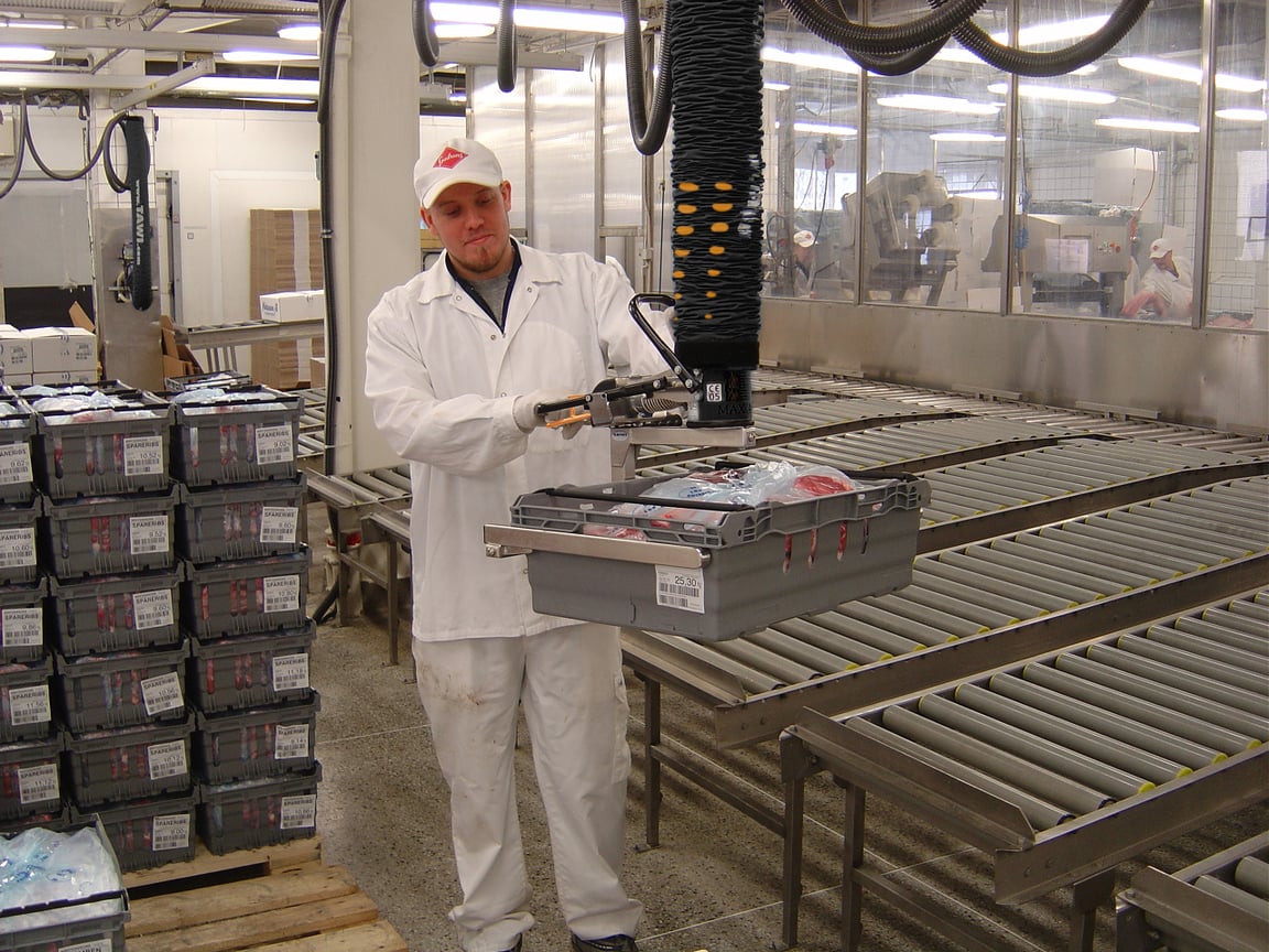 Løft av kasse med hjelp av vakuumløfter