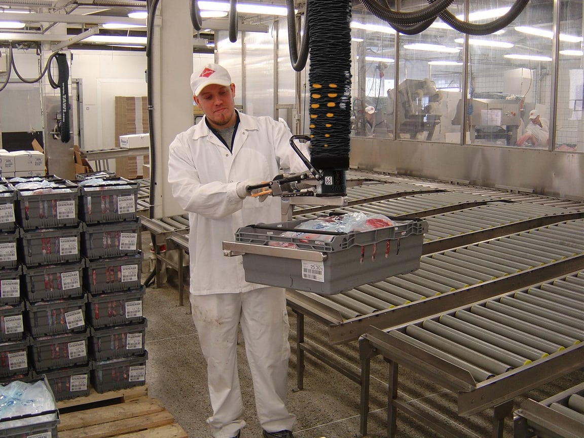 Løft av kasse med hjelp av vakuumløfter