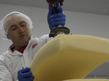 Elevador de cargas de alta frecuencia manipulando alimentos