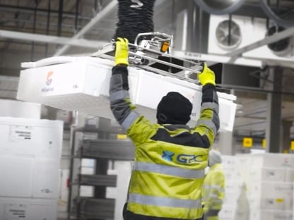 Manipulador de cargas por vacío ergonómico manejando alimentos