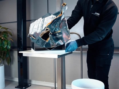 Carretilla elevadora en acero inoxidable TAWI manipulando alimentos