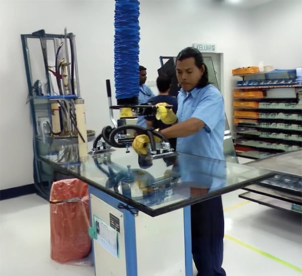 TAWI Panel Lifter hebt und handhabt Glasprodukte