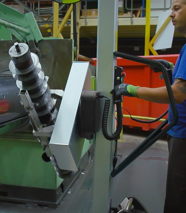 TAWI metaal lifter in actie met het tillen van profielen
