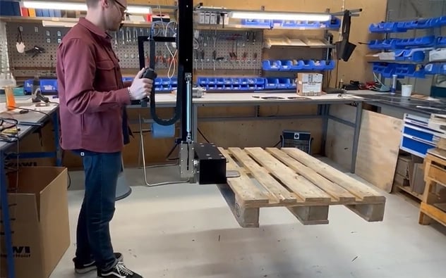 TAWI vacuum lifters can lift, tile and move pallets.