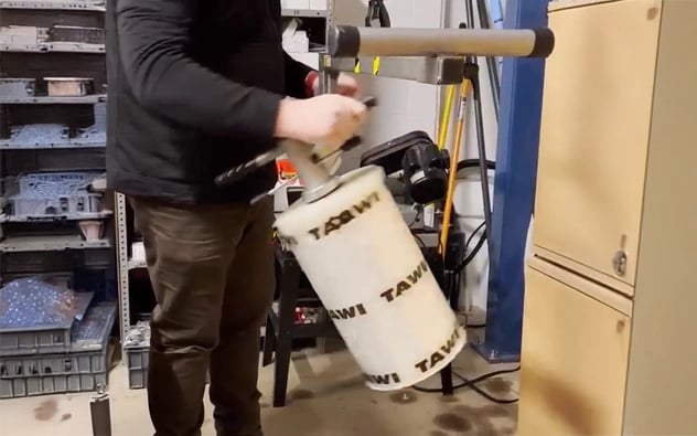 Les appareils de levage de bobines TAWI inclinent et manipulent les charges en toute simplicité.