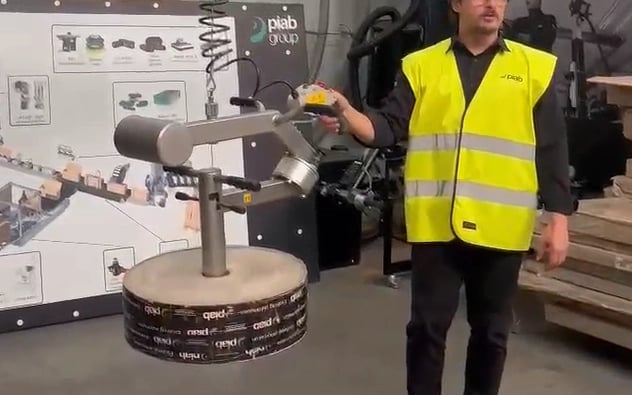 Les appareils de levage de bobines TAWI inclinent et manipulent facilement les charges.