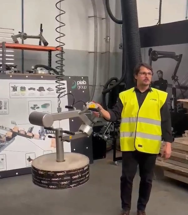 De draadtakel kan rollen van elk formaat tillen en hanteren.