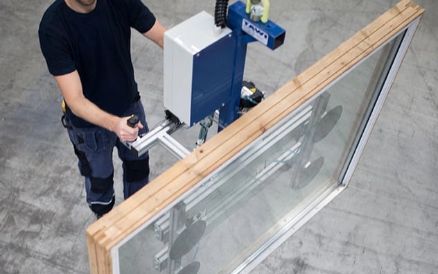 Polipasto por cable TAWI manipulando un tablero