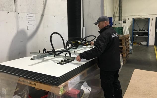 Manipulador de cargas por vacío ergonómico manejando tableros de madera