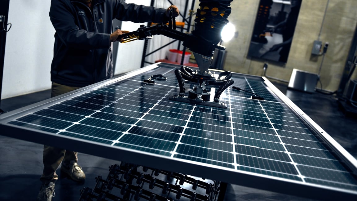 Manipulateur TAWI levant facilement un panneau solaire