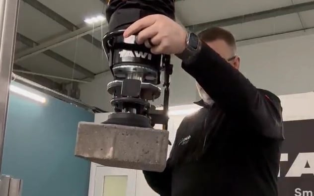 TAWI Lösungen ermöglichen gleichmäßige Hubbewegungen und hohe Arbeitsgeschwindigkeit, sodass schwere Zementprodukte effizient gehandhabt werden können.