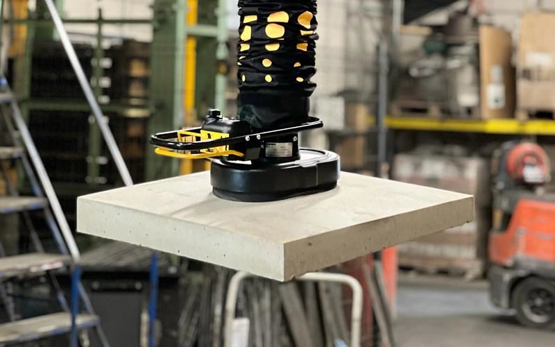 TAWI Stone Lifting with an ergonomic vacuum lifter, lifting stone and cement pieces 
