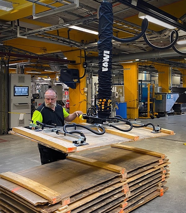 TAWI træhåndteringsudstyr gør det nemt at løfte tungt træ.