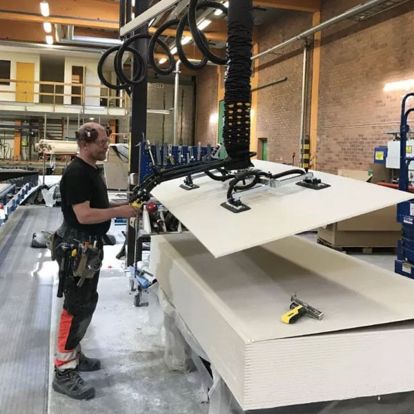 lifting Wood Sheets with a vacuum lifter