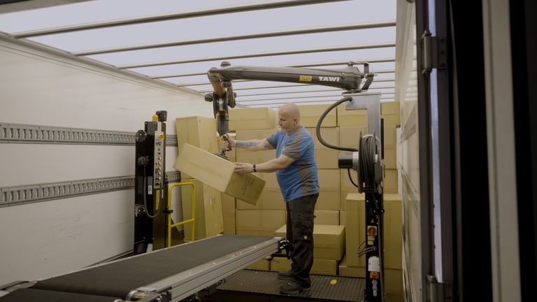 Operario utiliza CU en un contenedor