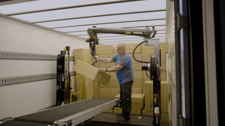 Operario utiliza CU en un contenedor