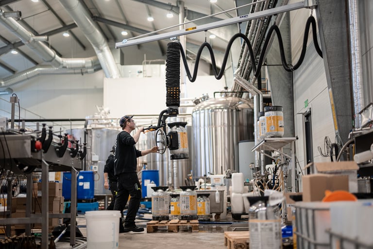 Brewer lifting kegs with TAWI vacuum lifters