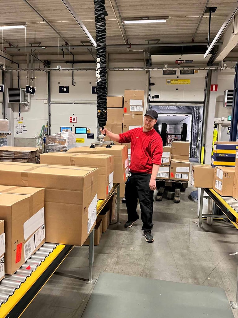 DB Schenker employee lifting boxes