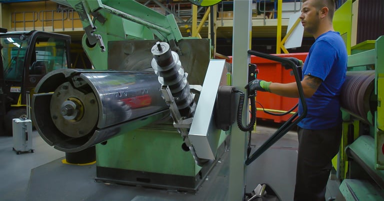 TAWI Lifting Trolley Manuseando Peça Metálica na Instalação da Rockwool na Bélgica