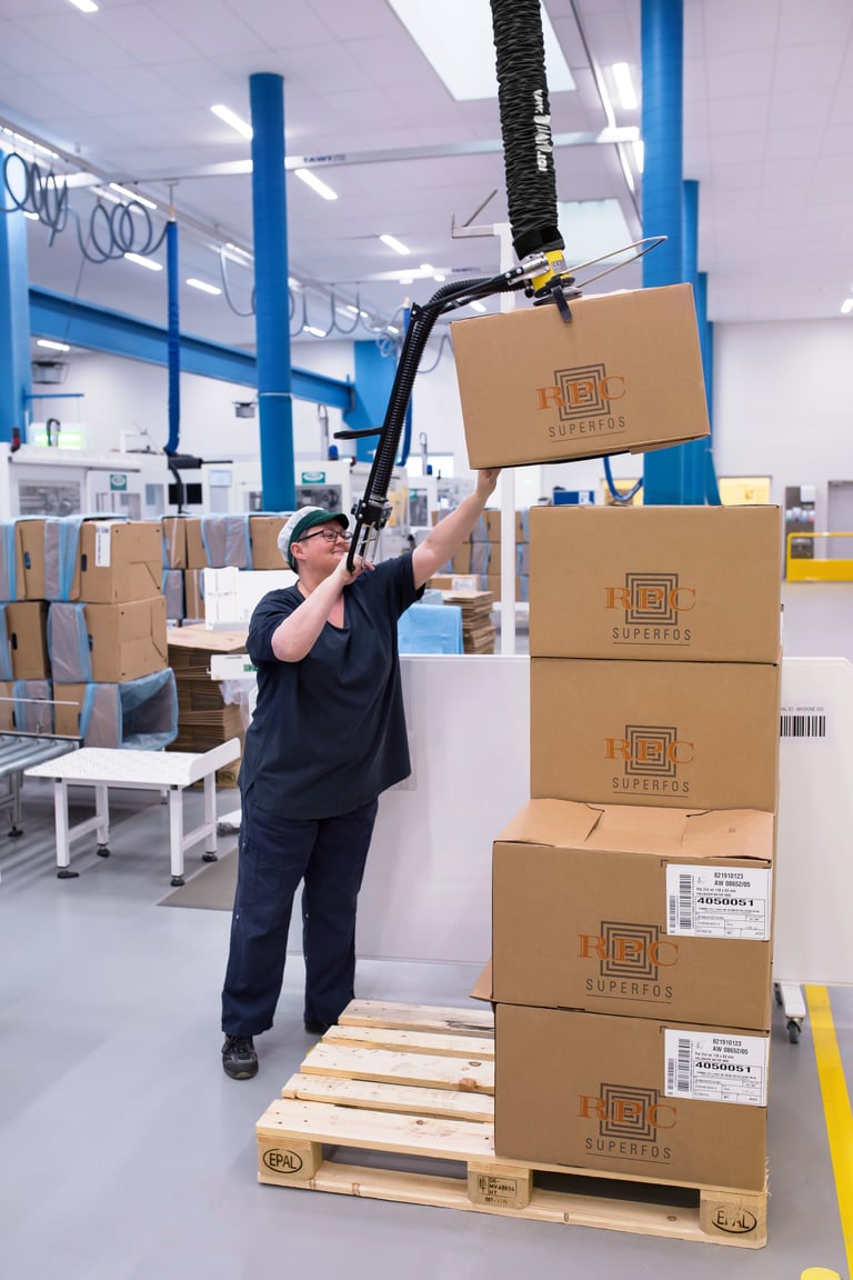 Women Lifting boxes above the sholder at RPC Superfos