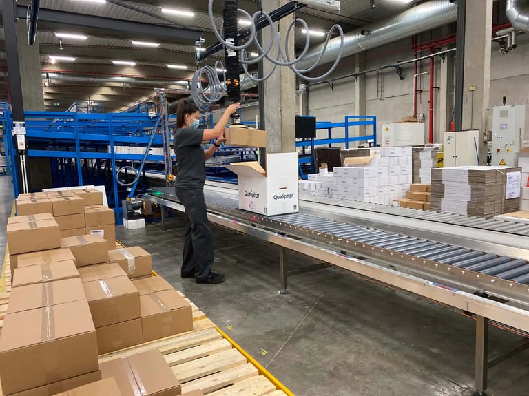 Solutions de levage TAWI pour l’emballage et la palettisation pharmaceutiques.
