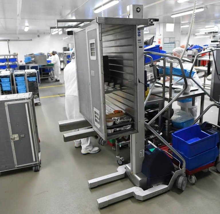 Carrito de catering TAWI utilizado para cargar carros de catering en Gate Gourmet