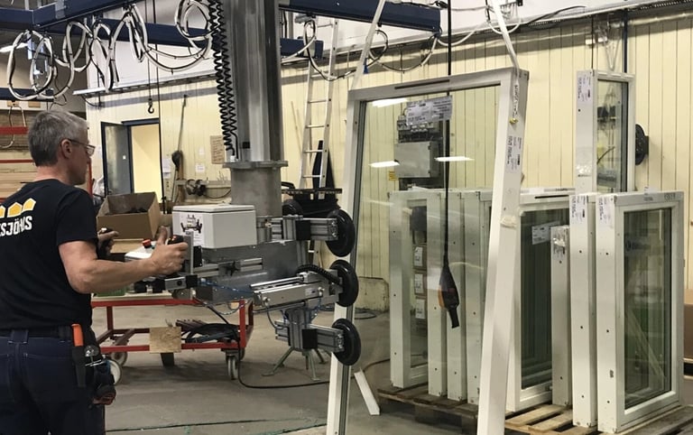 Elevador de vacío levantando una plancha de vidrio