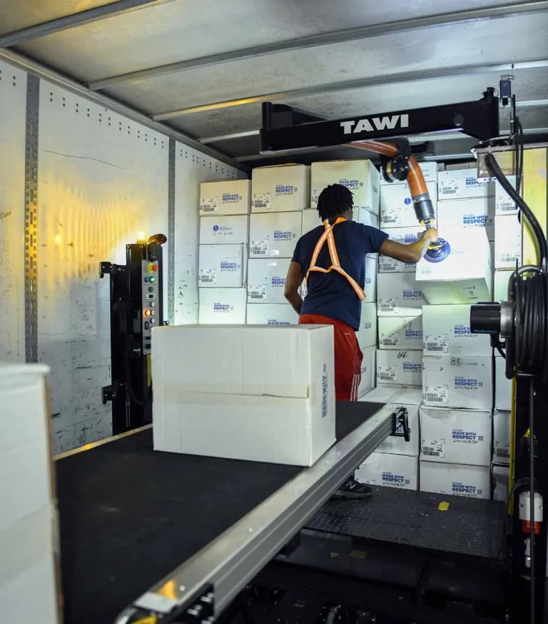 Hombre que utiliza el descargador de contenedores TAWI para descargar camiones